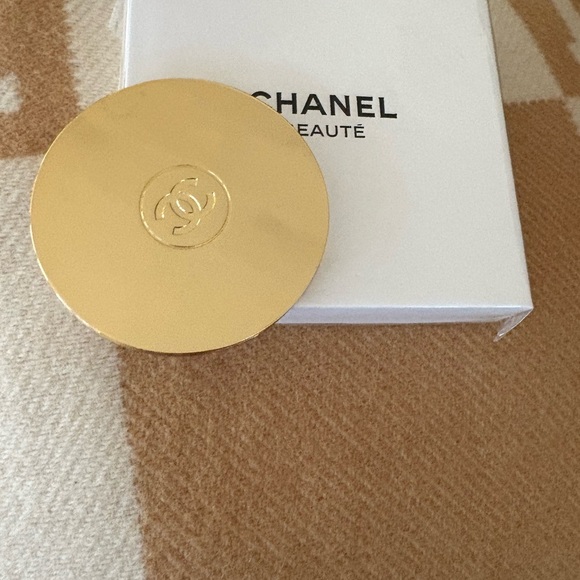 CC Beaute Gold Compact Mirror GWP (gift with purchase) - Picture 3 of 4